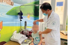 À l’Hôpital central d’acupuncture à Hanoï, la thérapie combinée aide de nombreux enfants autistes à s’intégrer dans la société. Photo : CTV/CVN