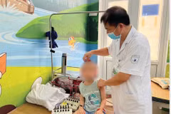 À l’Hôpital central d’acupuncture à Hanoï, la thérapie combinée aide de nombreux enfants autistes à s’intégrer dans la société. Photo : CTV/CVN