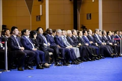 Le Premier ministre Pham Minh Chinh (2e à partir de la gauche, premier rang) lors de la séance plénière d’ouverture de la 16e réunion annuelle des nouveaux champions du Forum économique mondial (FEM). Photo: VNA