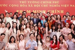 Le Premier ministre Pham Minh Chinh pose avec les représentants de la communauté vietnamienne en Chine, à Tianjin, le 25 juin. Photo : VNA