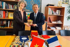 La Dr Florence Veber, directrice de la coopération internationale de l’AP-HP, échange et le prof.-Dr Lê Ngoc Thanh (à droite). Photo : nhandan.vn