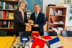 La Dr Florence Veber, directrice de la coopération internationale de l’AP-HP, échange et le prof.-Dr Lê Ngoc Thanh (à droite). Photo : nhandan.vn