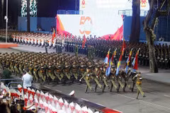 La répétition préliminaire au niveau national a réuni 25 formations militaires et de milices, 17 formations de police, 12 formations d’organisations de masse, ainsi que des forces militaires de Chine, du Laos et du Cambodge. Photo : VNA
