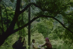 Une scène de «Hair, Paper, Water». Il en résulte un portrait de famille poétique, où le son des feuilles, de la boue et de l’eau qui goutte compose une partition acoustique qui éveille les sens et suscite un émerveillement silencieux.