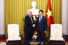 Le président de la République, Luong Cuong (à droite) serre la main du procureur général d’Azerbaïdjan, Kamran Bayram Aliyev, à Hanoi, le 24 mars. Photo: VNA