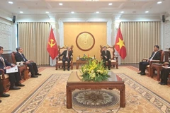 Le président de la Cour populaire suprême, Lê Minh Tri (au centre, à gauche), et le procureur général d’Azerbaïdjan, Kamran Bayram Aliyev. Photo: VNA