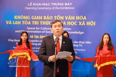 Le prof.- Dr. Le Van Loi, membre du Comité central du Parti, secrétaire du Comité du Parti et président de l'Académie des sciences sociales du Vietnam, prend la parole lors de l’exposition. Photo : VNA