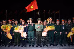 Le vice-ministre de la Défense, Vu Hai San et le vice-ministre de la Sécurité publique, Le Van Tuyen ont accueilli les secouristes à l’issue de leur mission internationale et à leur retour du Myanmar. Source : VNA