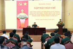Conférence de presse pour annoncer le 9e échange d’amitié en matière de défense des frontières entre le Vietnam et la Chine. Photo: VNA