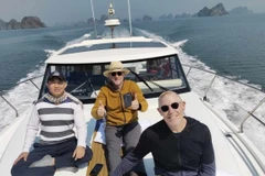 Les millionnaires américains Jeff Grinspoon et Jon Thomas Foley, à Ha Long, Photo: AAV