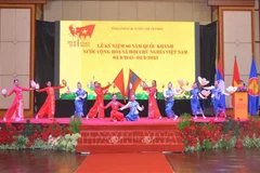 Une représentation lors de la cérémonie célébrant le 80e anniversaire de la Fête nationale du Vietnam dans la province de Champassak, au sud du Laos. Photo : VNA