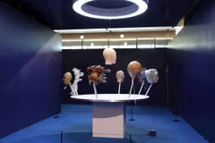 L’exposition « Alien Self » explore la relation entre l’humain et l’intelligence artificielle, en mettant en lumière la créativité, l’éthique et l’approche centrée sur l’humain de l’UNESCO en matière d’IA. Photo : exhibo.art