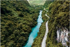 La piste Hô Chi Minh traverse de hauts lieux touristiques et historiques tels que le parc national de Cuc Phuong, le site historique de Lam Kinh, le patrimoine mondial de Phong Nha-Ke Bàng, le parc national de Bach Ma. Photo: Phong Nha Discovery