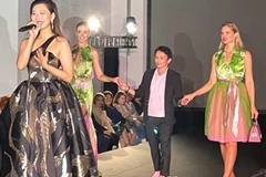 La Hong, créateur d’origine vietnamienne installé en Autriche, a affirmé sa renommée en intégrant l’áo dài (la tunique traditionnelle vietnamienne) dans le courant de la mode internationale. 
