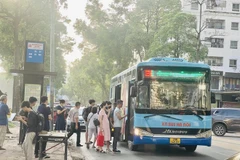 Un bus prend des passagers à Hanoi. Photo: VNA