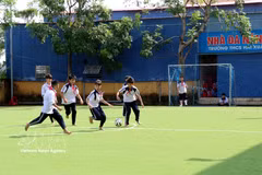 Des élèves du collège Hai Xuân, dans la province de Ninh Binh, jouent au football pendant la récréation. Photo : VNA
