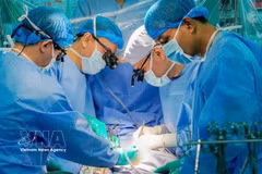 Des médecins du Centre médical universitaire de Hô Chi Minh-Ville effectuant une transplantation cardiaque sur un patient. Photo : VNA