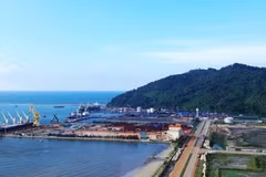 Le port de Chân Mây, à Huê, est appellé à devenir un grand port de transit et un système logistique international. Photo : thoibaotaichinhvietnam.vn