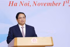 Le Premier ministre Pham Minh Chinh s’exprimant lors de la conférence, à Hanoi, le 1er novembre. Photo : VNA