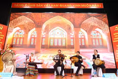 Le groupe Sar Afshan se produit à l’École supérieure du commerce et du tourisme de Hanoi. Photo : ambassade d’Iran au Vietnam