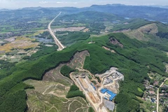 Le tunnel n°1, long de 610 mètres et faisant partie du tronçon Quang Ngai-Hoài Nhon de l’autoroute Nord-Sud à l’est, a été ouvert à la circulation. Photo: VNA
