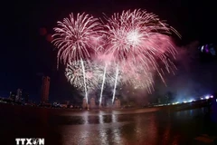 Un spectacle pyrotechnique dans le cadre du DIFF 2025, à Dà Nang, le 28 juin. Photo : VNA
