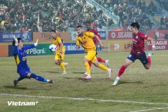 Le Hanoi Police FC (en rouge) décroche sa place en Ligue des champions de l’AFC 2 pour la saison 2025-2026. Photo: VietnamPlus