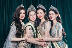 Ngô Thi Trâm Anh (2e à partir de la gauche) et ses dauphines. Photo: VnExpress