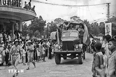 La Division 308 est entrée sur la place Dông Kinh Nghia Thuc le 10 octobre 1954. Photo : VNA