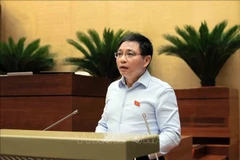 Le ministre des Finances, Nguyên Van Thang, présente le rapport du gouvernement à l'Assemblée nationale, à Hanoi, le 15 mai. Photo: VNA