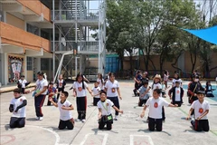 Lors d’un cours d'éducation physique à l’Escuela Primaria Republica Socialista de Vietnam. Photo: VNA