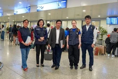 Les antitoxines botuliques sont remises par Mme Hajnalka Horvath (2e à partir de la droite) au représentant du Département de la santé de Dà Nang, Pham Hông Hà, à l’aéroport international de Nôi Bài, à Hanoi, le 11 mars. Photo : suckhoedoisong.vn