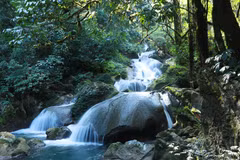 La cascade de Nam Luc, dans le village de Nam Luc 2, à plus de 20 kilomètres du centre de la commune de Sin Hô, province de Lai Châu. Photo : VNA