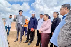 La vice-présidente de l’Assemblée nationale, du Laos, Sounthone Xayachak, sur le chantier du projet de complexe minier de bauxite et de traitement d’alumine de Dakcheung. Photo : VNA