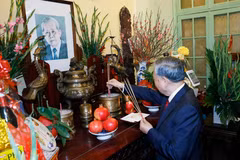 Le secrétaire général Tô Lâm allume de l'encens en mémoire du secrétaire général Lê Duân, à Hanoi, le 10 février. Photo: VNA