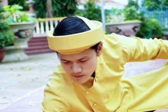 Le calligraphe Dô Nhât Thinh à l'oeuvre. Photo: CTV/CVN