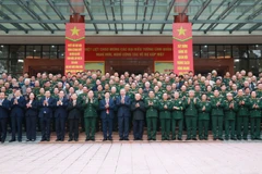 Le secrétaire général du Parti, Tô Lâm pose avec les délégués lors de la rencontre. Photo : VNA