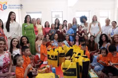 Les organisateurs et les candidates à Miss Monde 2026 offrent des cadeaux aux enfants du Centre de protection sociale de Quang Ninh, le 9 août. Photo : baoquangninh.vn