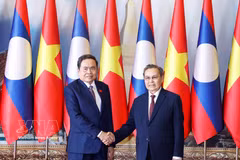Le président de l’Assemblée nationale du Vietnam, Trân Thanh Mân (à gauche) et le président de l’Assemblée nationale du Laos, Xaysomphone Phomvihane, à Vientiane, le 5 février 2026. Photo : VNA
