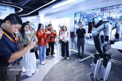 Des visiteurs explorent UBTECH, une entreprise spécialisée dans la recherche et le développement de robots humanoïdes. Photo: VNA