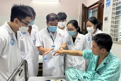 Le Dr Vu Xuân Thành examine un patient et guide les étudiants en médecine lors d’une séance de pratique clinique. Photos : suckhoedoisong.vn