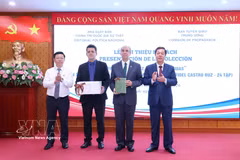 Présentation du recueil d’œuvres choisies du commandant en chef Fidel Castro Ruz, à Hanoi, le 6 août. Photo : VNA