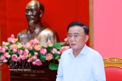Le membre du Politburo et permanencier du Secrétariat du Comité central du Parti, Trân Câm Tu, préside la réunion mensuelle de la permanence du Comité du Parti des organes centraux du Parti, à Hanoi, 6 août. Photo : VNA