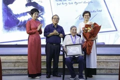 Le compositeur Pham Tuyên s’est vu remettre le Grand Prix "Hiêp si Dê mèn" (Chevalier grillon) 2025. Photo : VNA