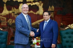 Le Premier ministre Pham Minh Chinh (à droite) et John Moolenaar, député de l’État du Michigan, chef de la délégation bipartite de la Chambre des représentants des États-Unis. Photo : VNA
