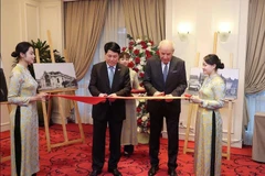 Le président vietnamien Luong Cuong (deuxième à gauche) et le président hongrois Sulyok Tamas (deuxième à droite) ont coupé le ruban pour inaugurer l’exposition, à Hanoi, le 28 mai. Photo : VNA