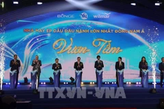 Des délégués inaugurent le plus grand complexe de trituration d'huile de soja d'Asie du Sud-Est, à Hô Chi Minh-Ville, le 10 décembre. Photo : VNA