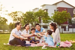 Les familles vietnamiennes envisagent leur héritage de manière plurielle. Elles ne le définissent plus uniquement par la richesse, mais aussi par leur capacité à le pérenniser et à le développer pour les générations futures. Photo : PNVN