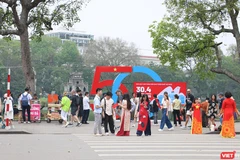 Touristes dans les rues piétonnes de Hanoi autour du lac Hoàn Kiêm. Photo: viettimes.vn