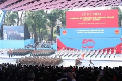 Cérémonie nationale et défilé pour célébrer le 50e anniversaire de la libération du Sud et de la réunification nationale, à Hô Chi-Minh-Ville, le 30 avril. Photo: VNA